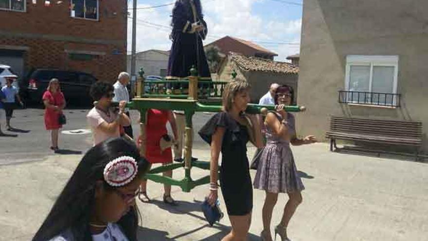 Las mozas del pueblo procesionando la imagen de la Magdalena.