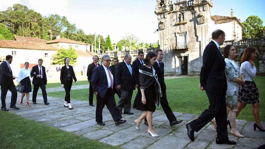 Asistentes al foro, a su llegada al pazo. // Bernabé/Luismy