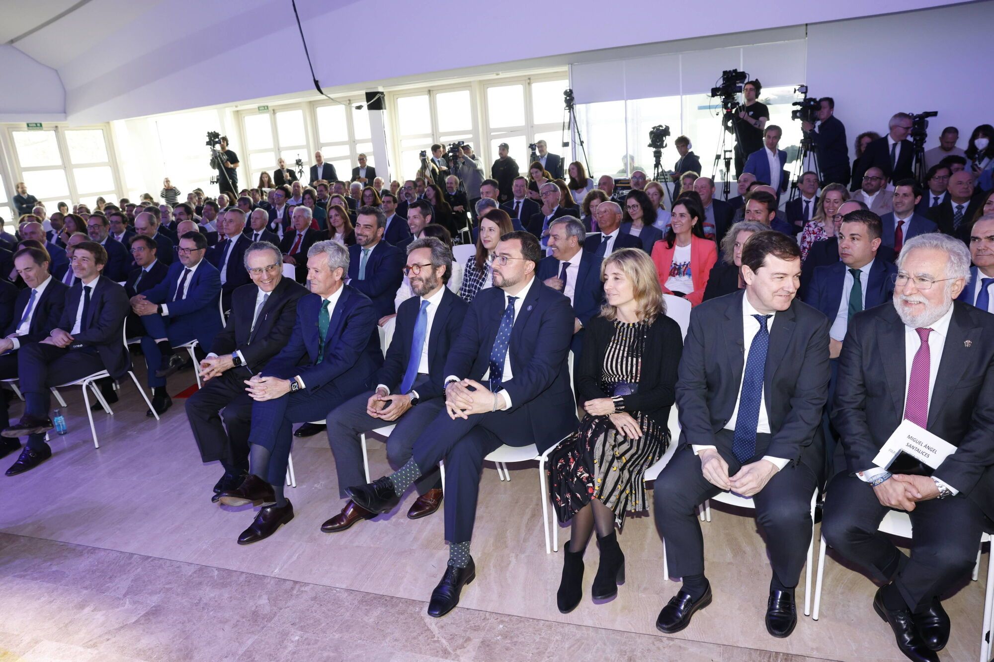 Los presidentes autonómicos de Galicia, Asturias y Castilla y León se suman al Foro del Noroeste para participar en una mesa redonda. 