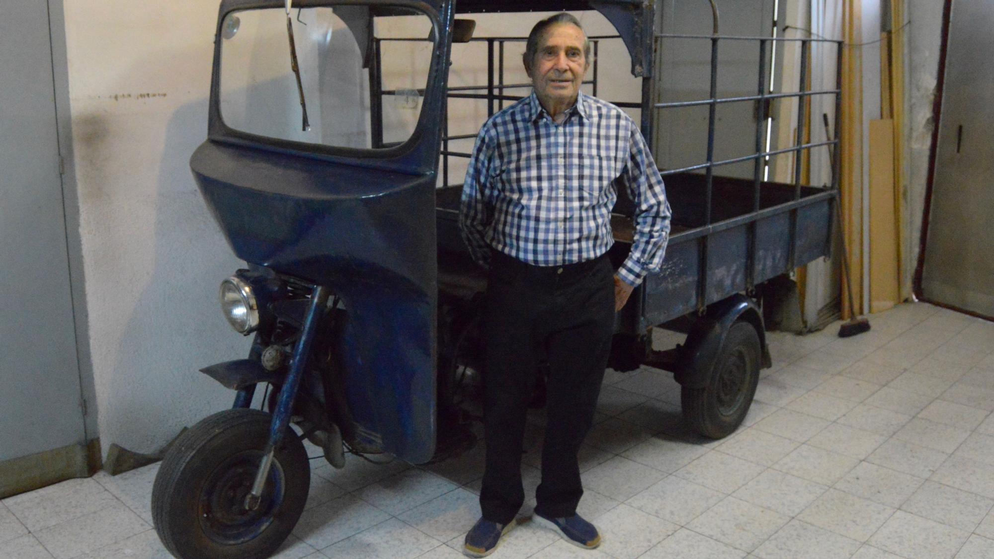 Enric Martí amb el seu motocarro, que és el que apareix a la pel·lícula Plácido de Berlanga