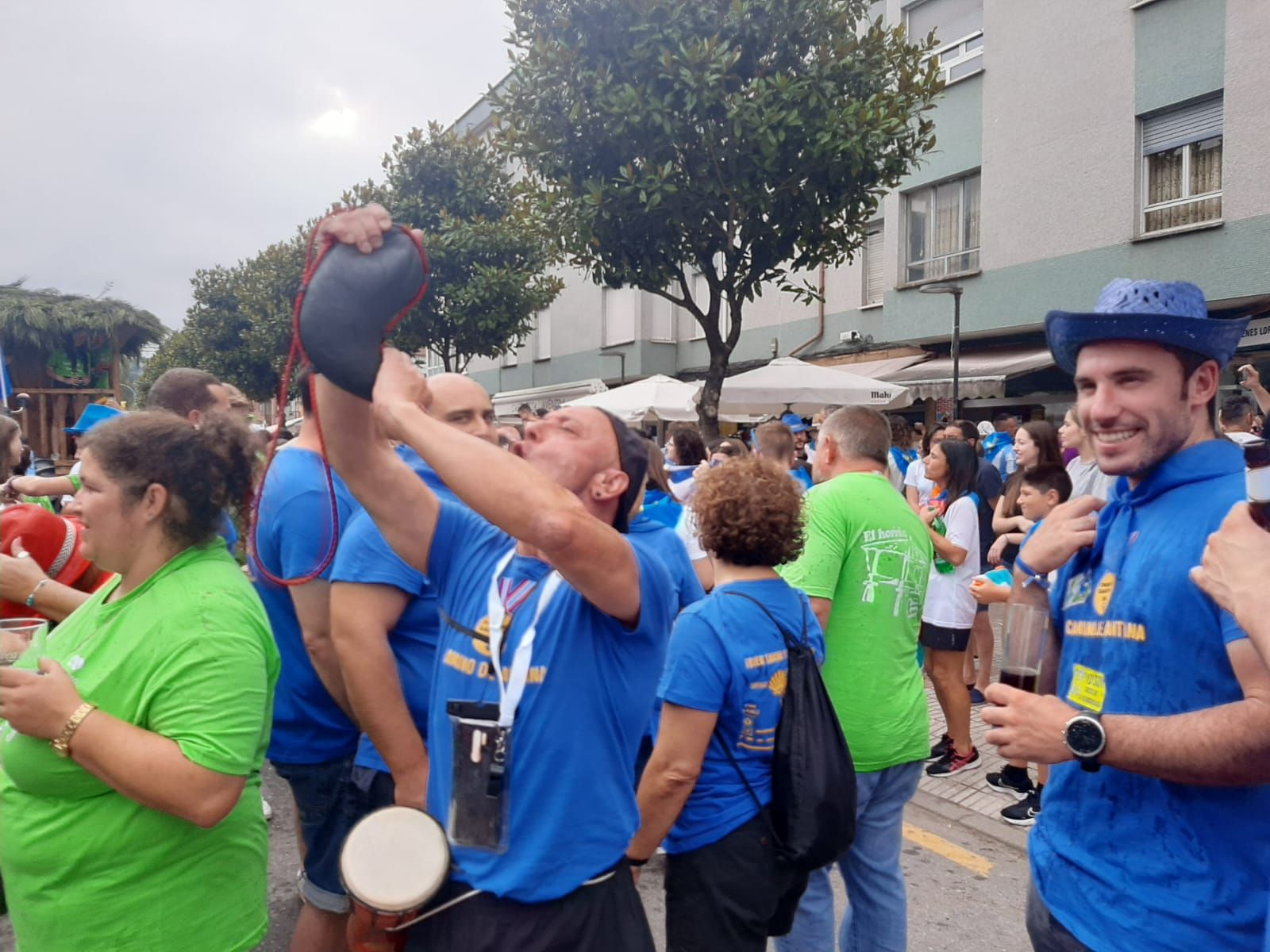 Miles de personas se mojan en Grado: así ha sido el desfile del agua por el centro de la villa moscona