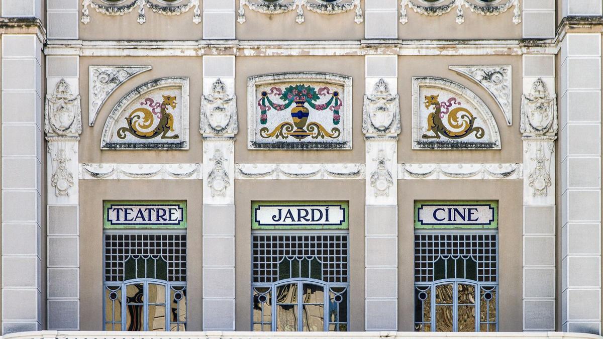 Una imatge de la façana del Teatre El Jardí