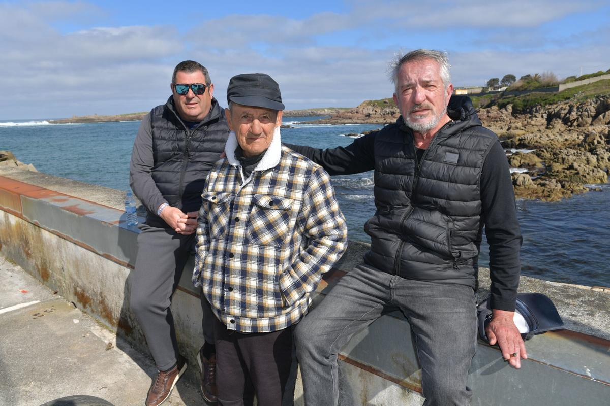 Fernando, Cholo y Manuel en el puerto de San Pedro en O Portiño.