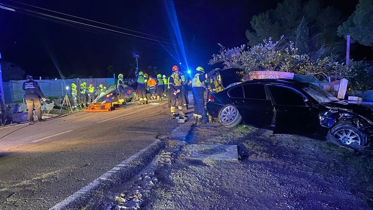 El vehículo del matrimonio fallecido quedó destrozado por la violencia del choque