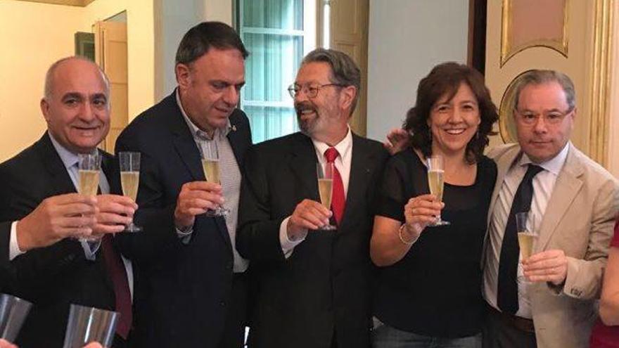 Valentí Martínez, de la FUB, l&#039;alcalde Valentí Junyent, el rector Jordi Montaña, l&#039;alcaldessa de Vic, Anna Erra, i Josep Arimany, brindant ahir