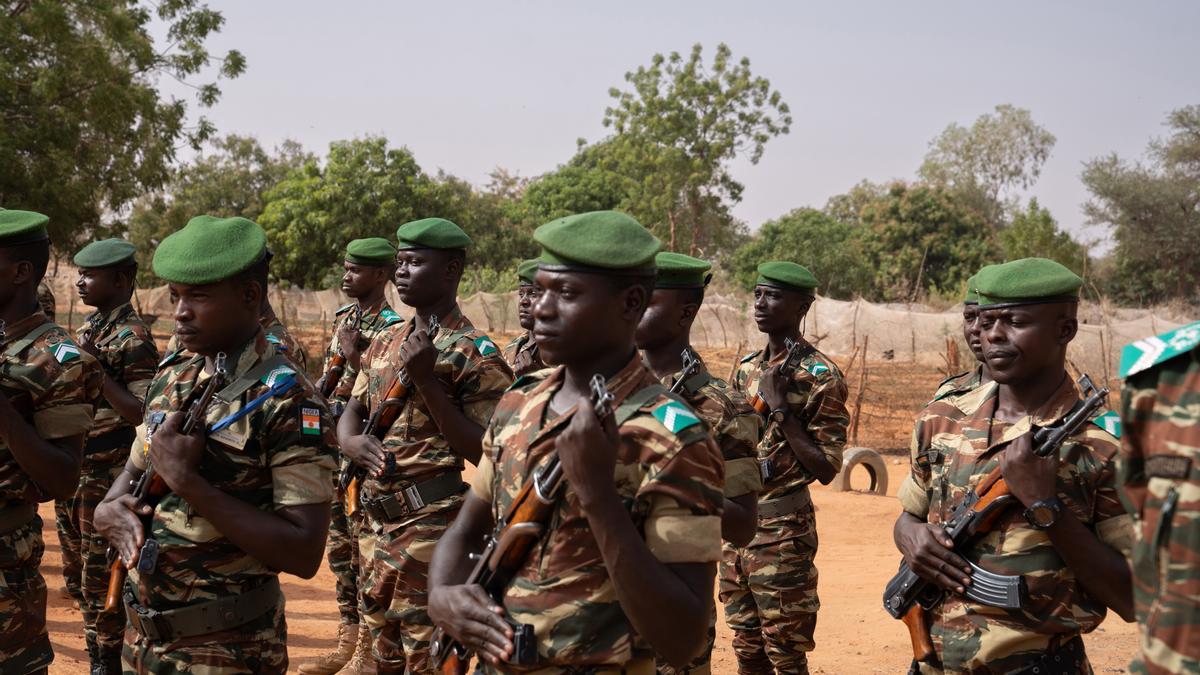 Archivo - Un grupo de militares de la Gendarmería de Níger.