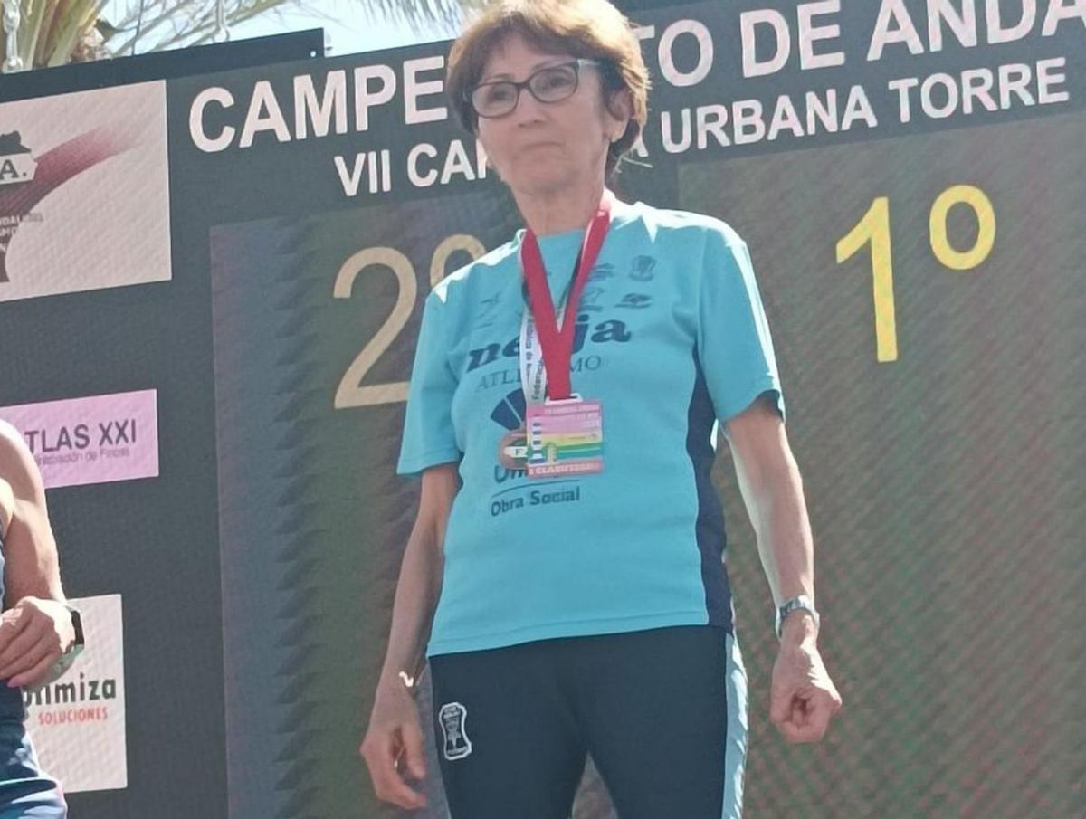 María Jesús Cano y su marido, Manuel Sánchez, que también compite como veterano, posan con las medallas en Carranque. | ÁLEX ZEA