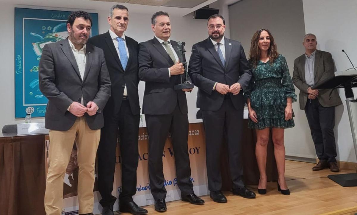Julio García, José Vicente Barbón, Adolfo Rivas –con el galardón entre las manos–, Adrián Barbón, Pilar Huerta y Roberto Pato. | Vivas