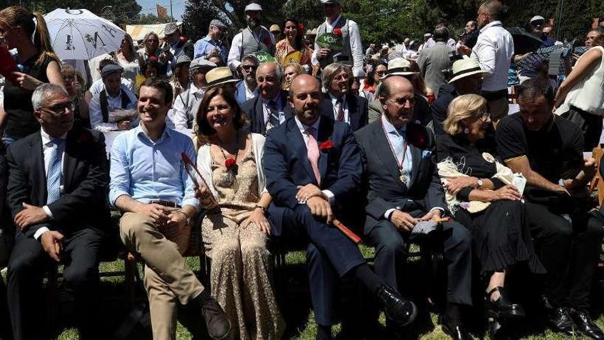 Casado (segundo por la izda.) y Carmena (segunda por la dcha.), ayer en la pradera de San Isidro. // Efe