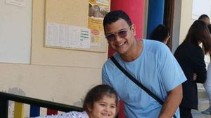 Lauren, la nena que ha evitat que tanqui l’escola de Corullón