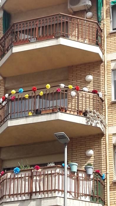 Veïns del carrer de la Pau decoren els balcons per Sant Jordi