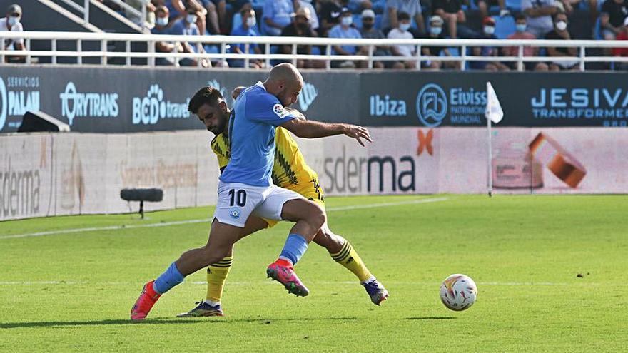 Ekain avanza con la pelota pese a la oposición de un rival. | JUAN A. RIERA