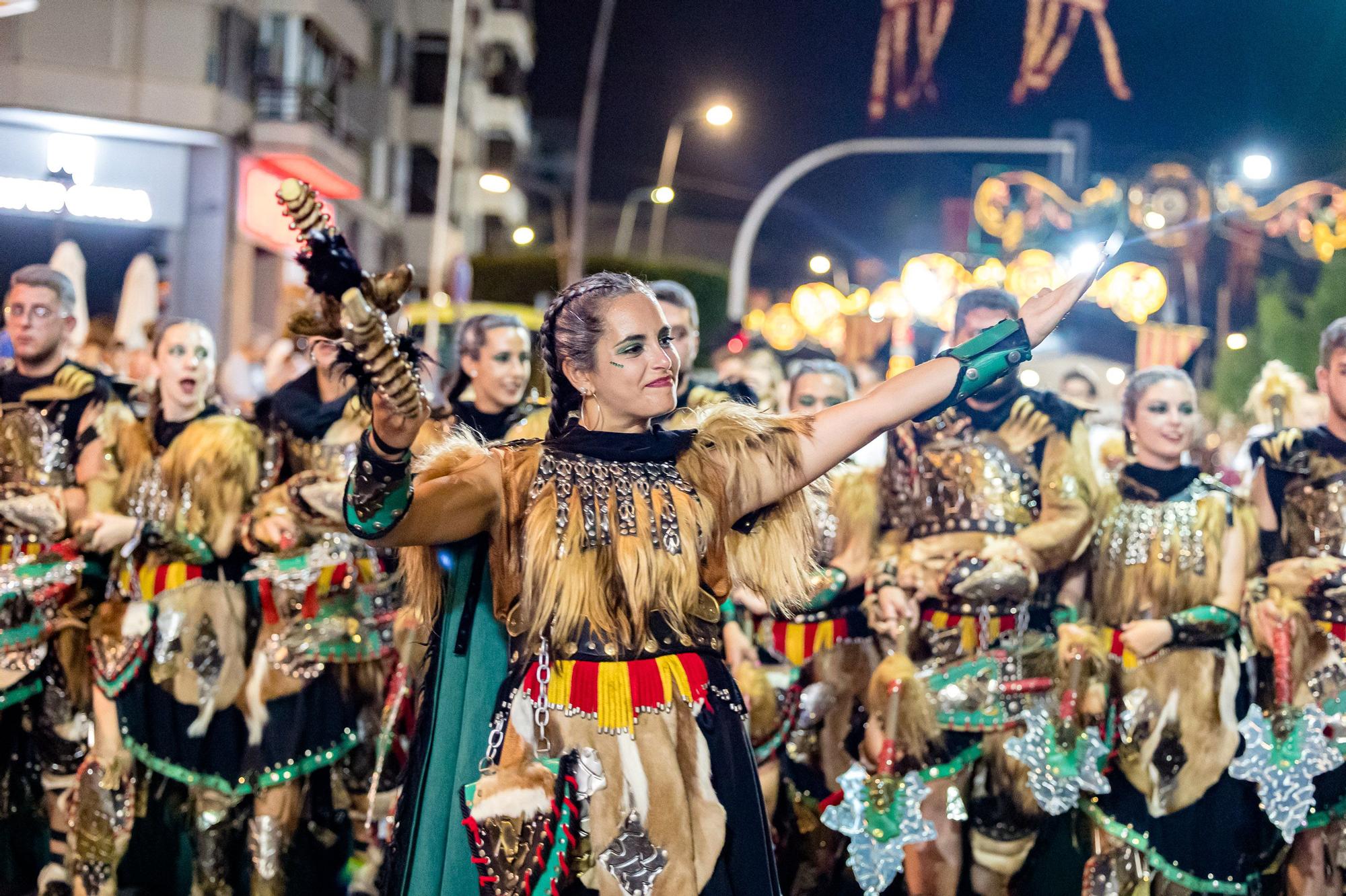 Las once compañías de la cruz recorren las calles ante la atenta mirada del público que volvió a sentir el vibrar de la música | Como en el Desfile moro, el boato lo formaron Reyes que ostentaron el cargo en años anteriore