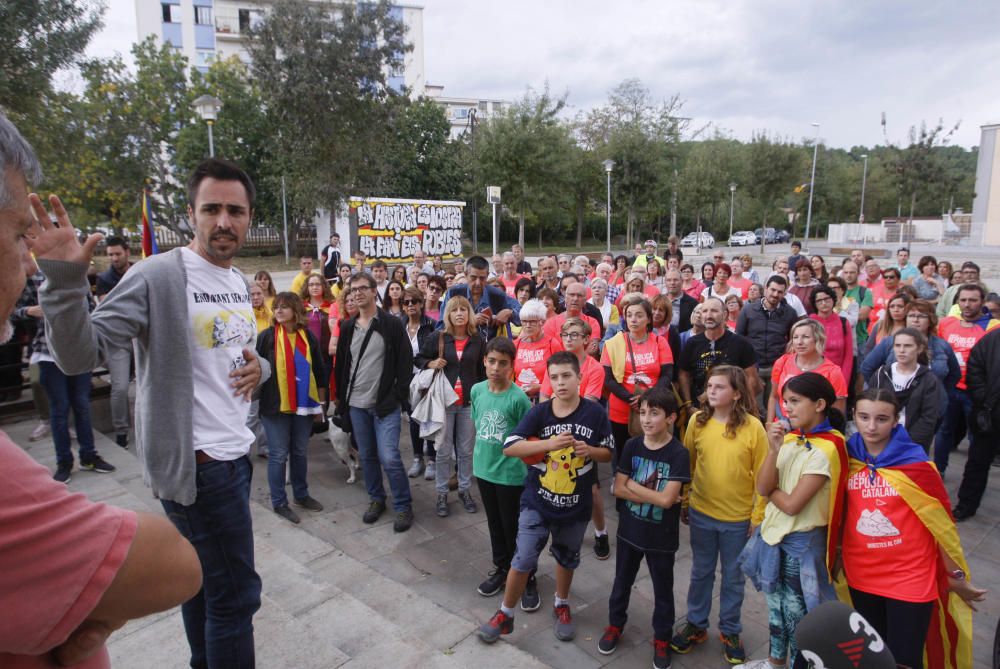 Milers de persones en la cadena humana de Sant Julià de Ramis a Aiguaviva per commemorar l'1-O