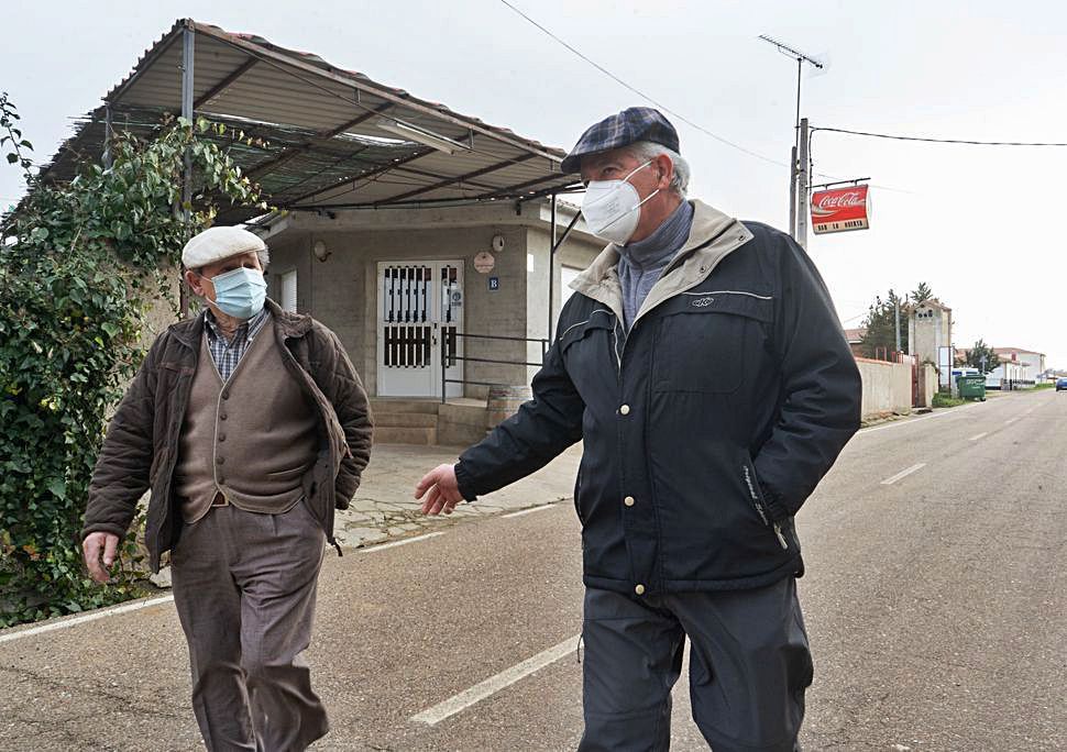 el alcalde Diego Fernando Gallego pasea por las calles de Castrillo de la Guareña junto a Félix Fernández, que también ha superado el COVID.