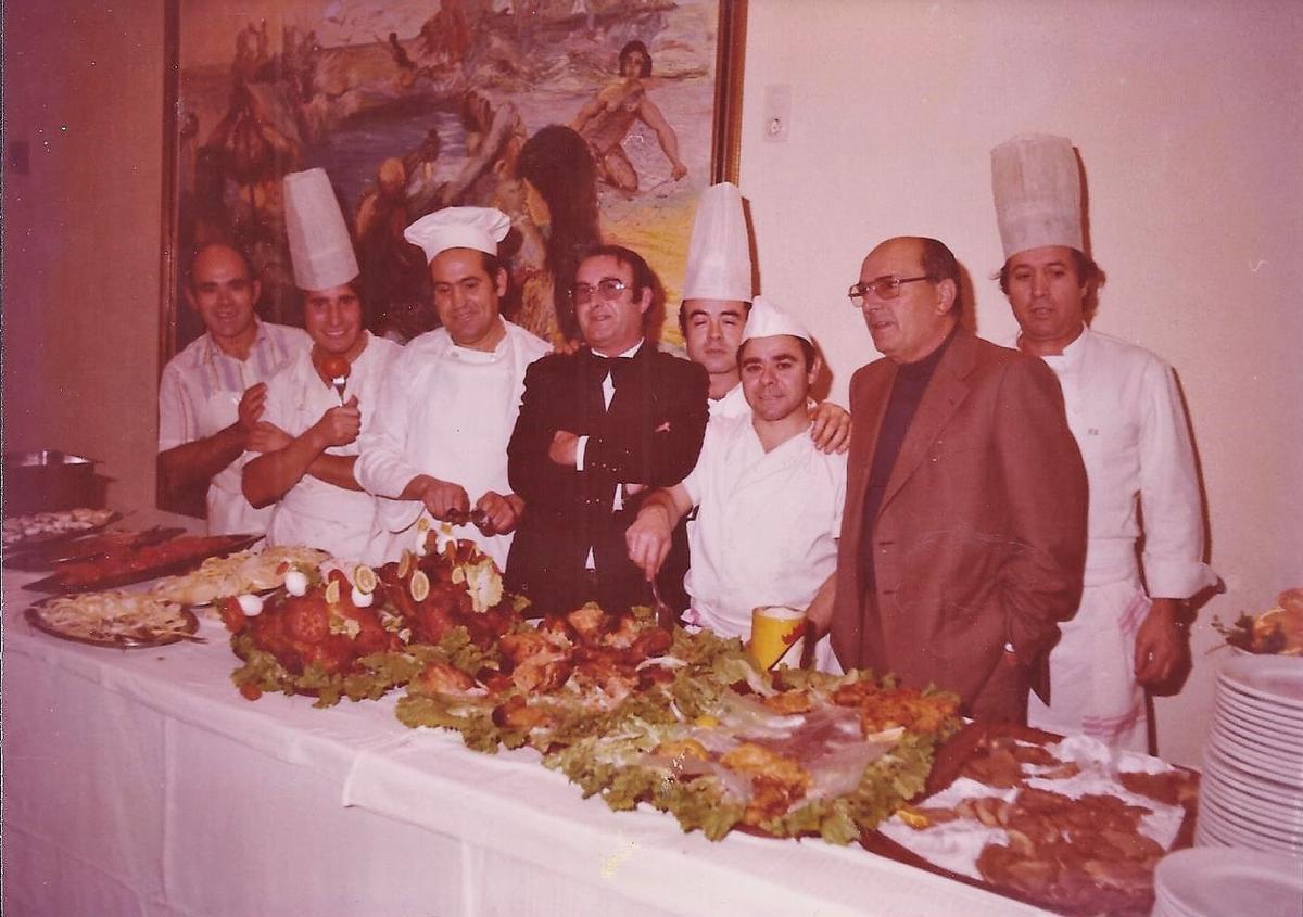 José Devesa con trabajadores del hotel. José Devesa con trabajadores del hotel.