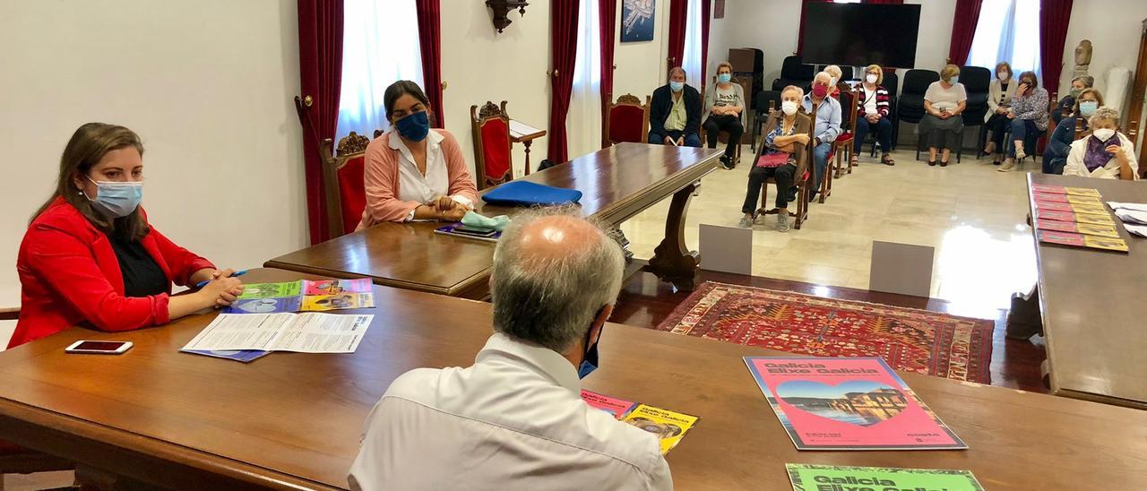 Reunión del alcalde de Vilanova con varias asociaciones del municipio y responsables de CN Travel.