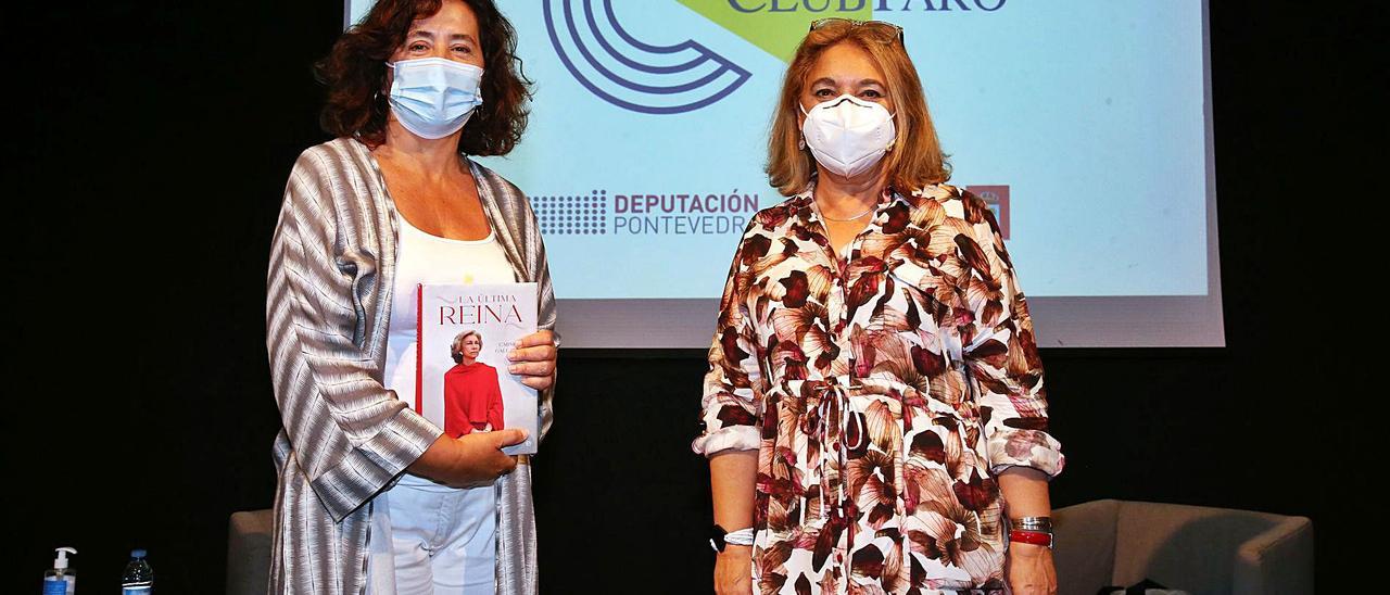 Lucía Trillo y Carmen Gallardo (dcha.), ayer, en el Club FARO. |   // MARTA G. BREA