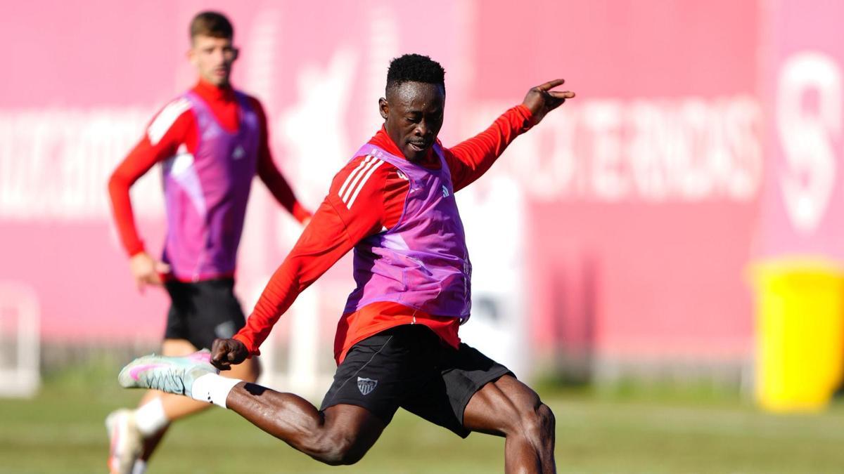 Akor Adams se ejercita con el Sevilla FC en un entrenamiento