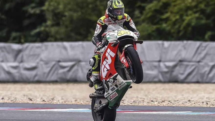 Crutchlow celebra su victoria.