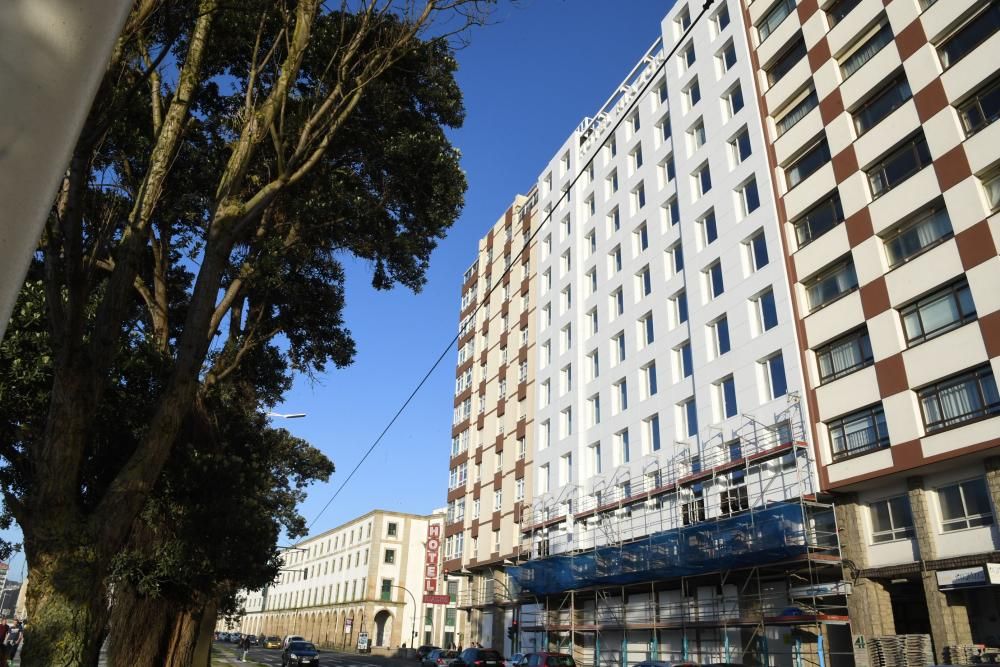 El hotel Riazor descubre su nueva fachada