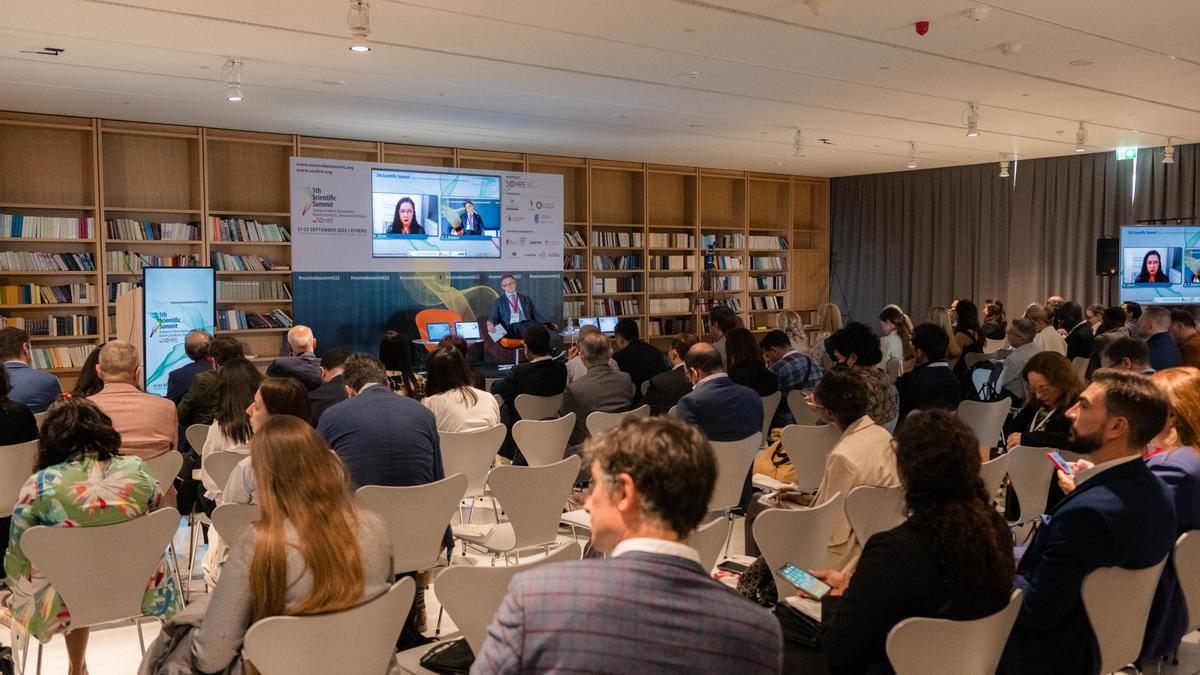 La sala de conferencias del  Centro Cultural de la Fundación Stavros Niarchos registró una gran afluencia de científicos.