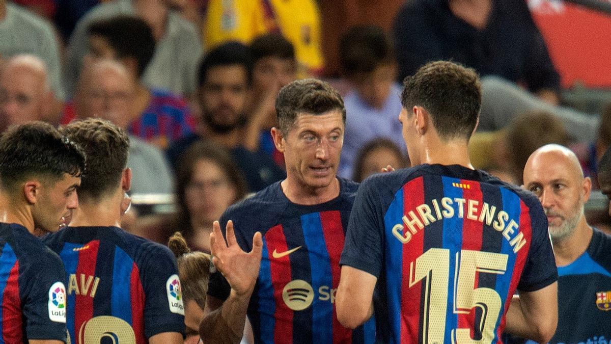 Lewandowski charla con Christensen durante el Barça-Rayo en el Camp Nou.