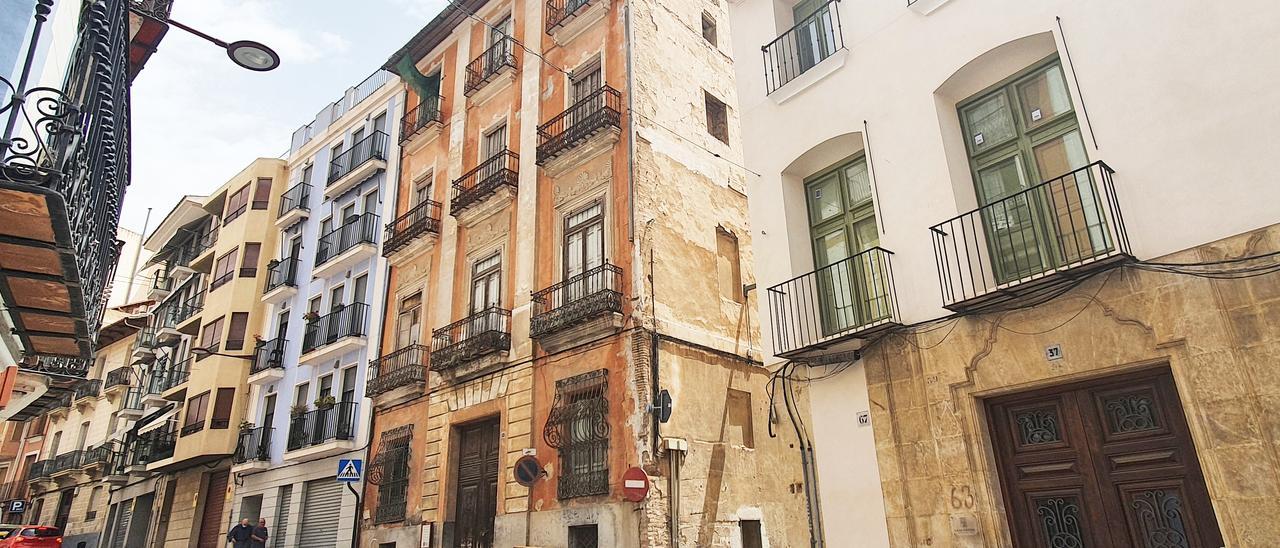 La Casa Aracil de Xixona en el centro, con la Casa Rovira recién reformada a la derecha