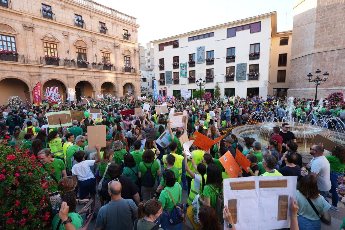 El profesorado protagoniza una histórica y multitudinaria manifestación en Castelló