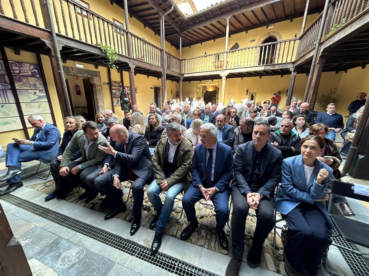 Asistentes a la asamblea anual de la Federación Asturiana de Concejos celebrada en Salas.