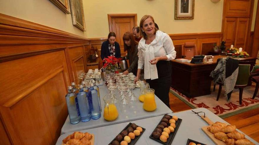 La presidenta de la Diputación en el desayuno informal que mantuvo ayer con los periodistas. // G. Santos