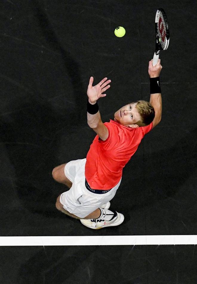 Kyle Edmund de Gran Bretaña sirve el balón durante su último partido de individuales masculinos contra Andreas Seppi de Italia en el día siete del Abierto de Nueva York 2020 en el Nassau Veterans Memorial Coliseum.