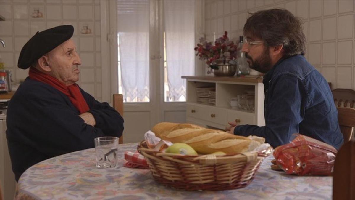 Jordi Évole, en 'Salvados', con Lucio Urtubia.