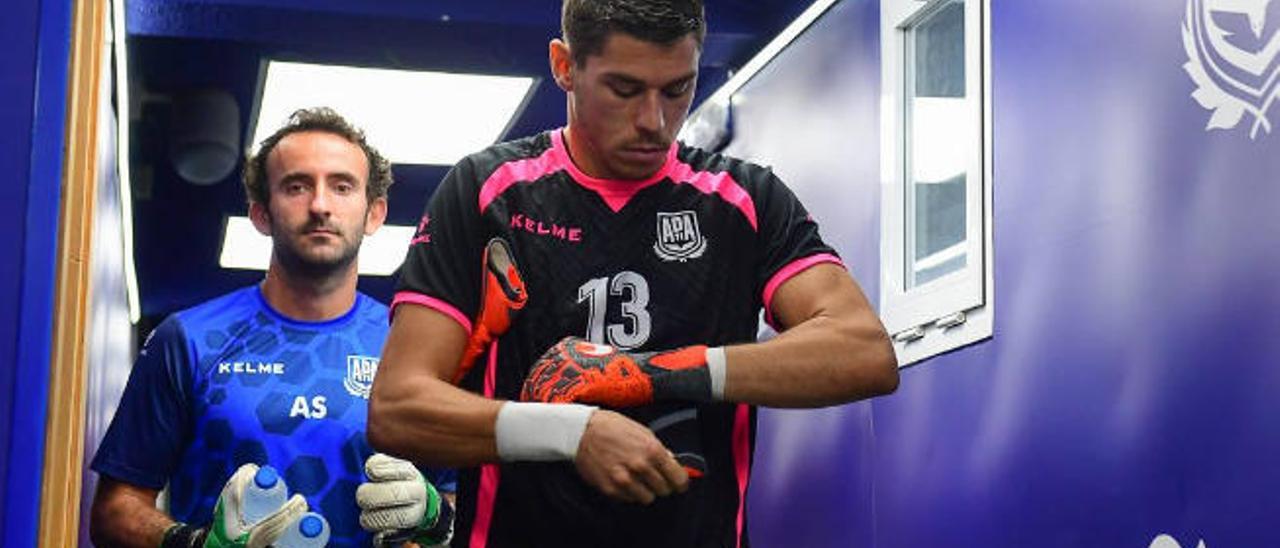 Raúl Lizoain, portero del Alcorcón y ex de la UD Las Palmas, se pone los guantes en el túnel de vestuarios.