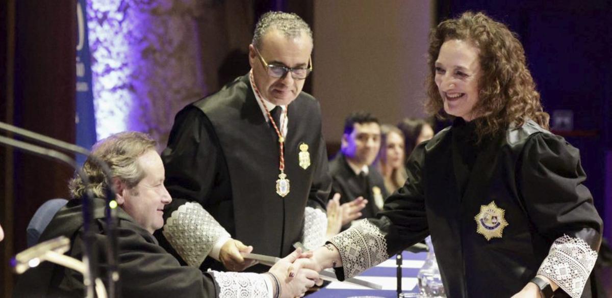 Encarnación Losa, tras recibir su insignia y diploma.