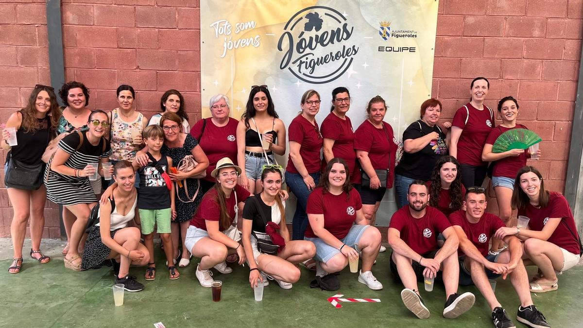 Foto de familia de la comisión de Jóvens de Figueroles que organizó ayer la jornada festiva en el polideportivo.