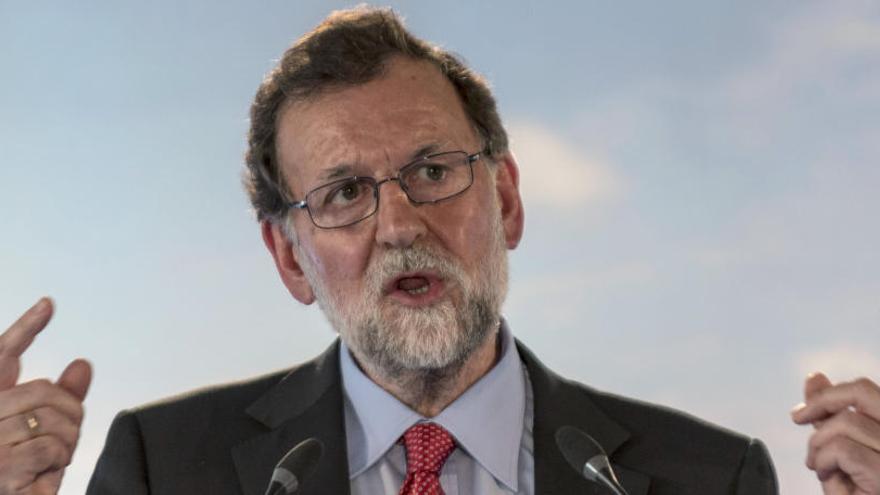 Rajoy anuncia el aumento al 75% del descuento en los vuelos entre islas