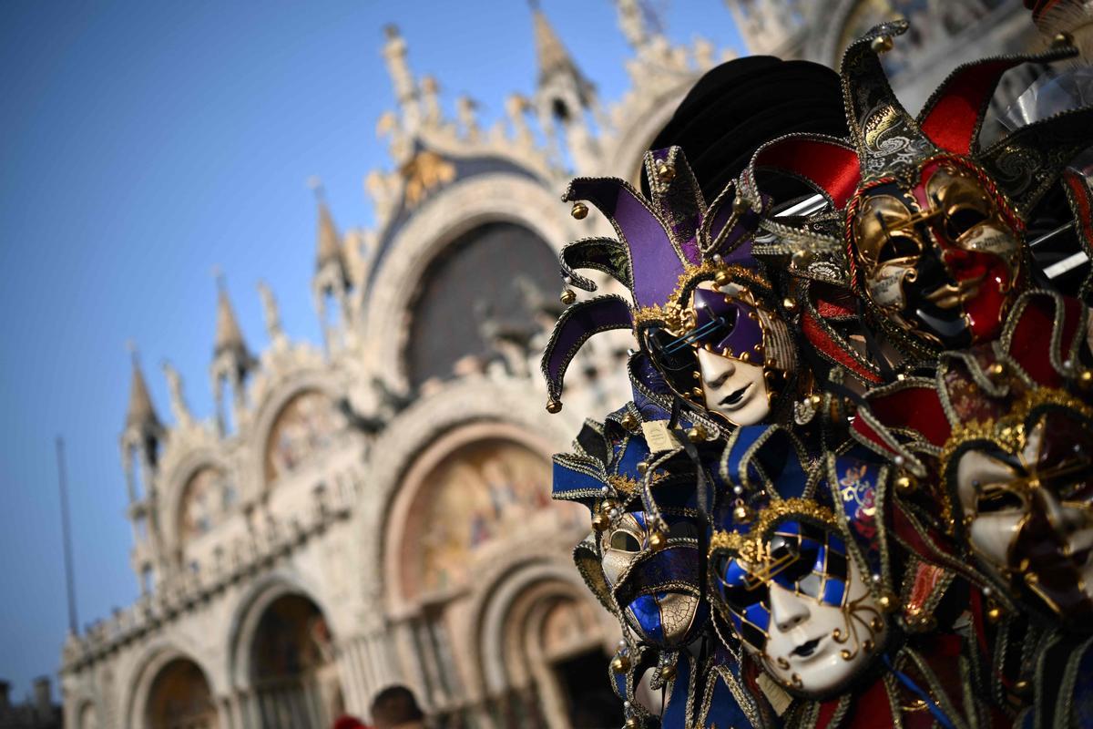 Trajes tradicionales desfilan durante el carnaval de Venecia