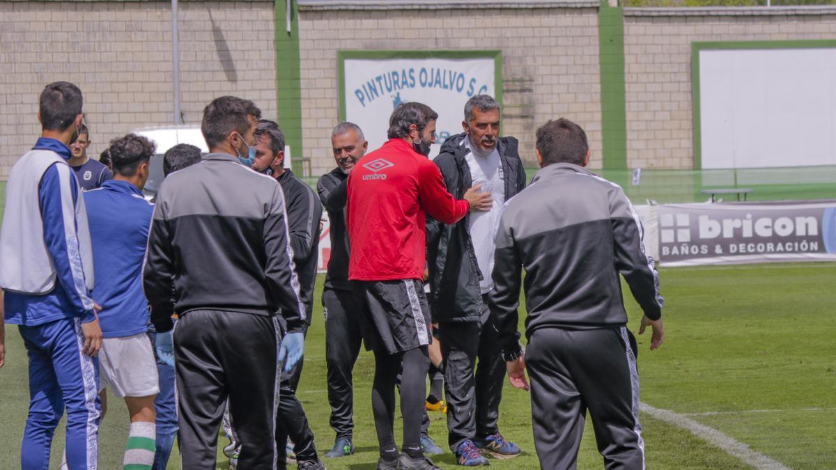 Los cuerpos técnicos de ambos equipos se saludan al final del partido de la temporada pasada en el Príncipe Felipe.