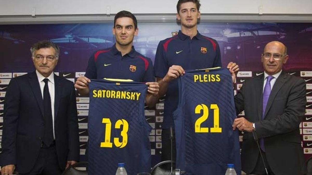 Los dos nuevos jugadores del Barça, Satoransky y Pleiss, flanqueados por Creus y Bladé