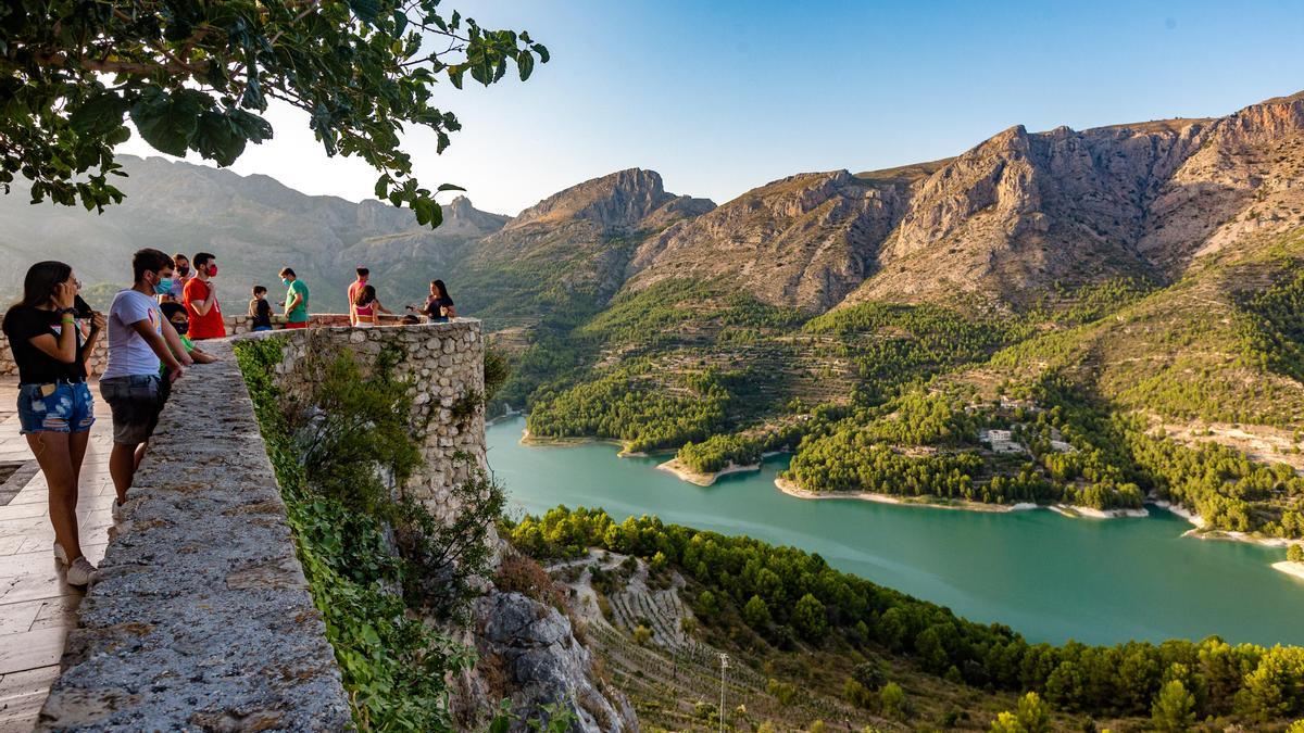 El embalse de Guadalest, un lugar para perderse en la provincia de Alicante.