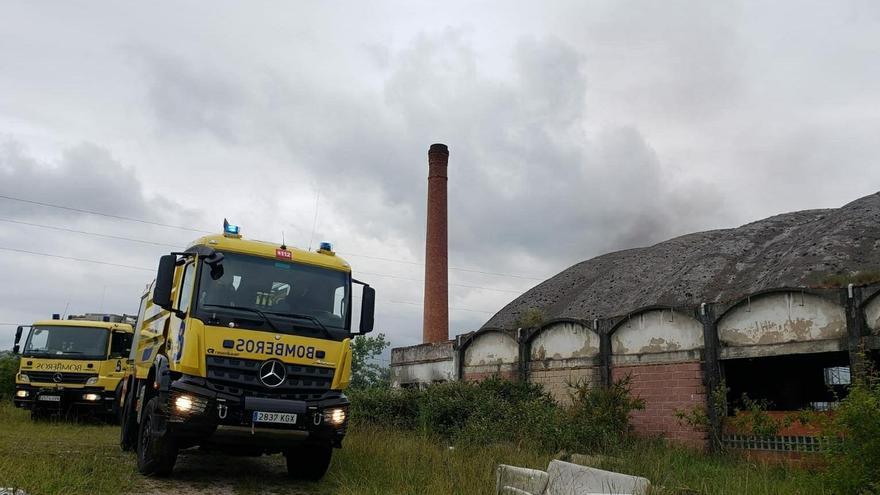 Incendio en una nave de Viella (Siero)