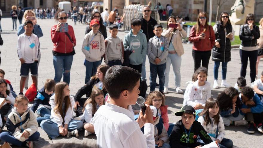 Un participante canta a sus compañeros en la Plaza Mayor. | Emilio Fraile