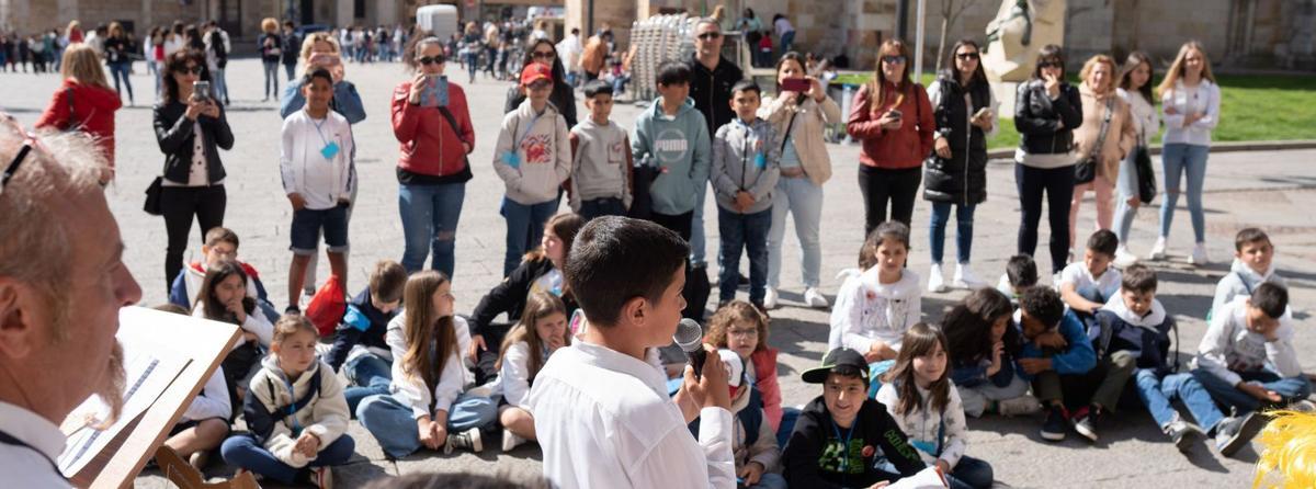 Un participante canta a sus compañeros en la Plaza Mayor. | Emilio Fraile