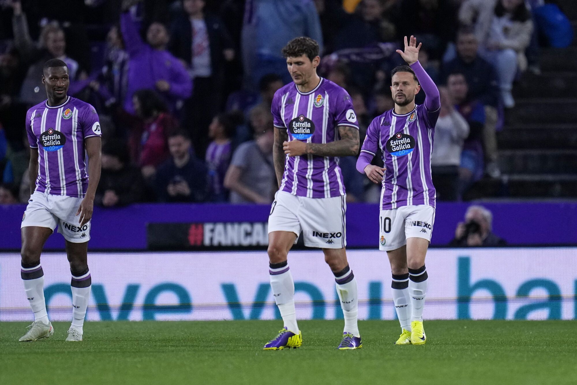 Valladolid's Ivan Sanchez, right, celebrates after scoring the opening goal during the Spanish La Liga soccer match between Valladolid and FC Barcelona at the Jose Zorrilla stadium in Valladolid, Spain, Saturday, May 3, 2025. (AP Photo/Manu Fernandez)