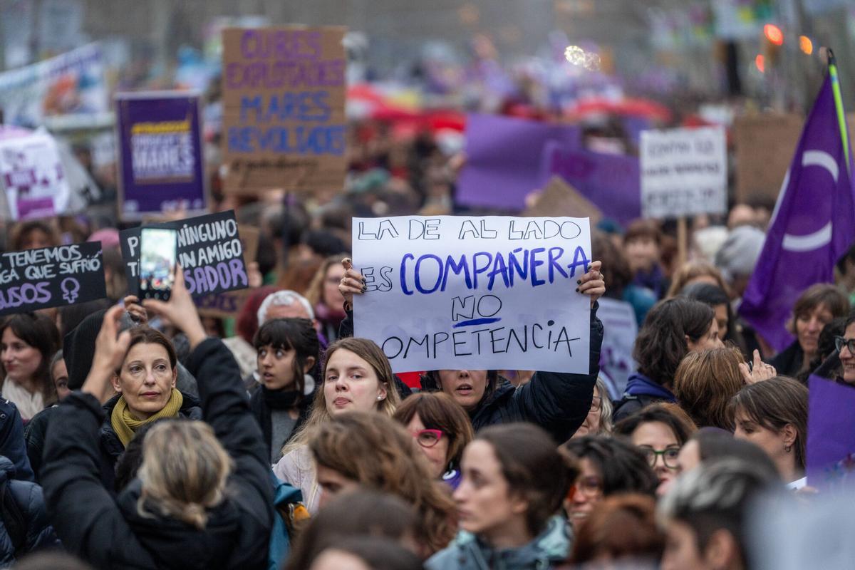 Protesta multitudinaria: miles de personas se movilizan en el 8M de Barcelona en una manifestación marcada por los "cuidados de las mujeres"