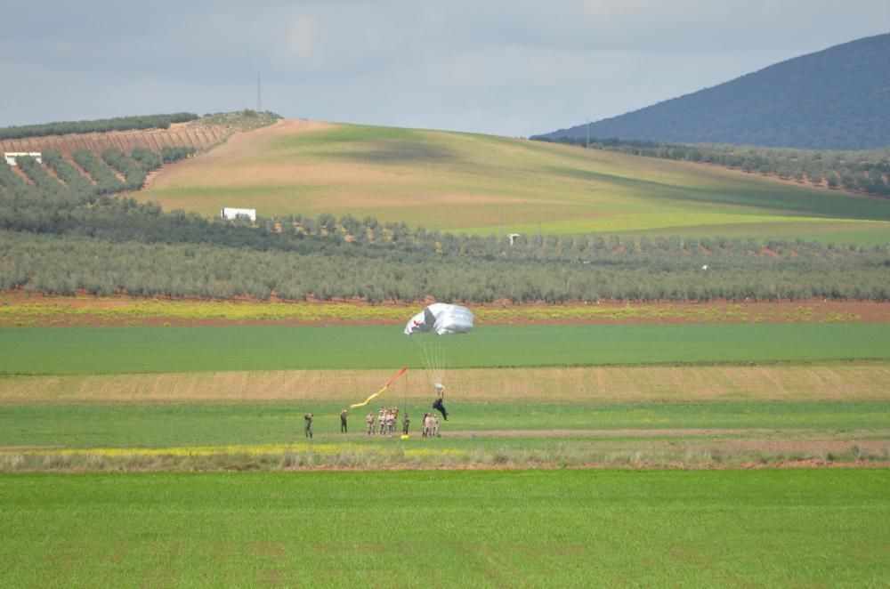 la escuadrilla Plus Ultra de la Guardia Real ha realizado una serie de maniobras que les han llevado a aterrizar en una parcela cercana al kilómetro 92 de la autovía A-45, en Antequera