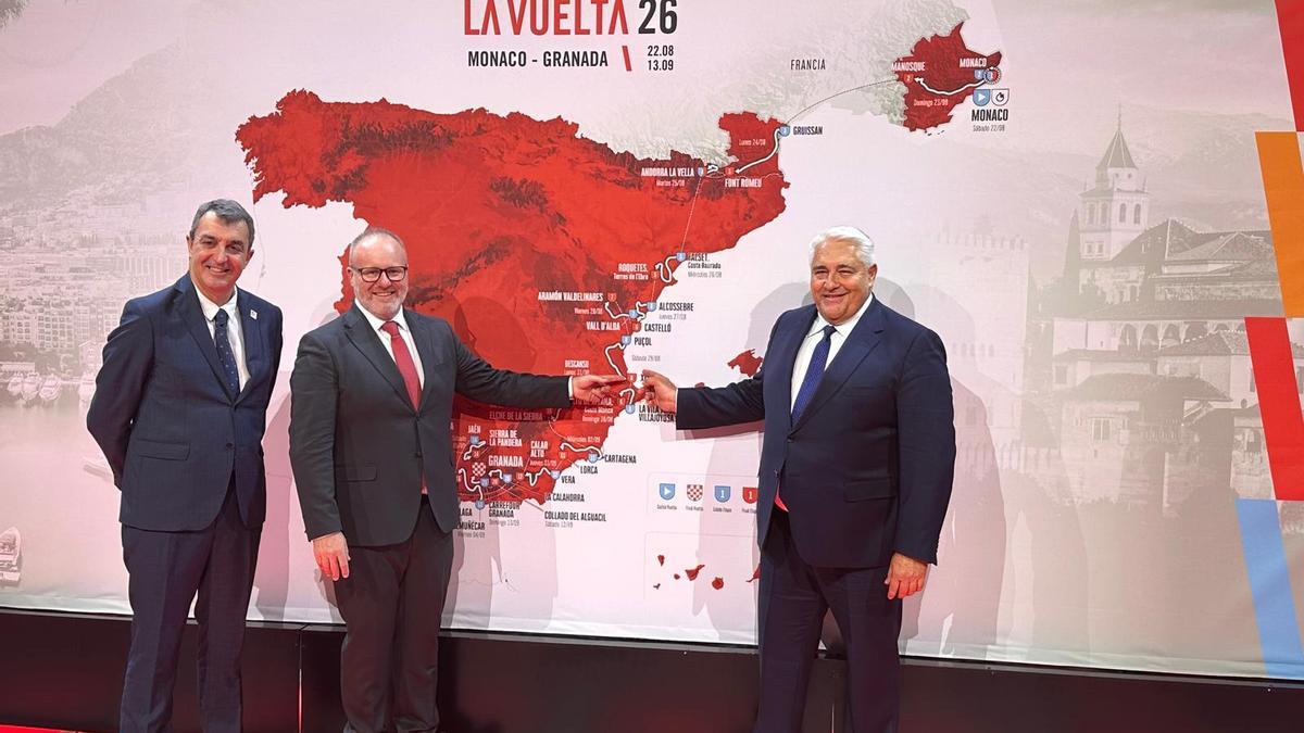 L’alcalde de Xeraco, amb el director de la Volta i el diputat d’Esports, este dimecres, a Mònaco