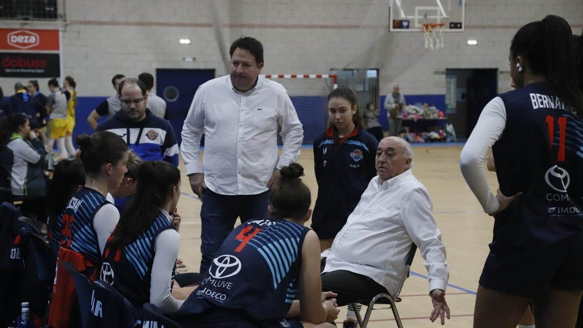 Eduardo Burgos, entrenador del Milar, da instrucciones en un tiempo muerto.