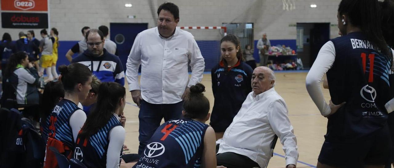 Eduardo Burgos, entrenador del Milar, da instrucciones en un tiempo muerto.